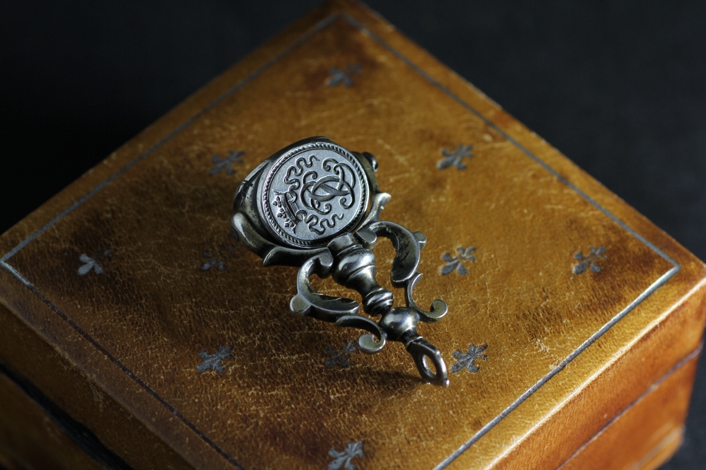 Bright days ahead: Swivel Three sides Silver Fob Seal. フォブ